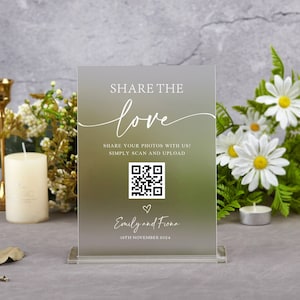 Könnte beinhalten: Ein weißes Acrylschild mit dem Text "SHARE THE love" und einem QR-Code. Der Text unter dem QR-Code lautet "SHARE YOUR PHOTOS WITH US! SIMPLY SCAN AND UPLOAD" und "Emily and Fiona 18TH NOVEMBER 2024".
