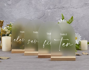 Numéros de table en acrylique en arc, décor de table de mariage, signalisation de mariage, panneaux de table modernes, numéros de table, panneaux de réception