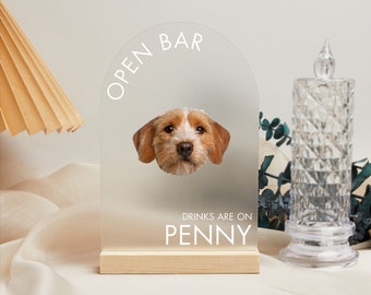 Signo de barra abierta de boda de acrílico para perros personalizado, las bebidas están en mí, perro de honor, signo de barra de mascotas de boda, signo de bebida de bar, ilustraciones de mascotas ilustradas