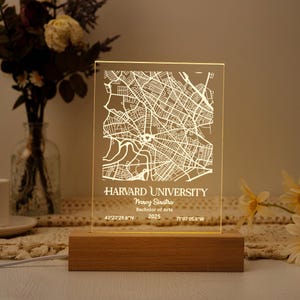 Veilleuse personnalisée avec carte du campus, cadeau de remise de diplôme pour elle, lampe LED en acrylique avec carte universitaire, remise de diplôme de la promotion 2025