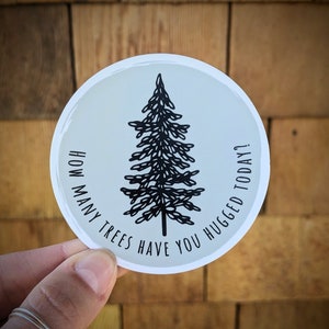 Quanti alberi hai abbracciato oggi? Adesivo/Decalcomania - Alberi - Amante degli alberi - Abbracciatore di alberi - Costa occidentale - Esterno - Foresta