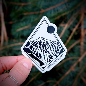 Sticker Mount Washington - dessin au trait montagne - montagne de l'île de Vancouver - extérieur - escalade ski snowboard randonnée nordique