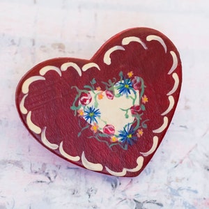 Vintage Scarlet Lovely Heart Intricate Wooden Brooch - BB2
