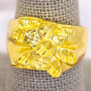 Anillo en relieve floral único intrincado en tono dorado vintage Tamaño 7 - BB7