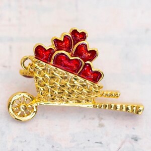 Vintage gouden toon mooie harten winkelwagen elegante pin door Avon - BB14