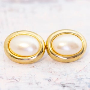 Vintage Oval Faux Pearl Gold Tone Stud Earrings - BB13