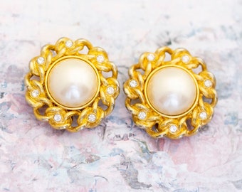 Vintage White Faux Pearls Gold Tone Spiral Clip On Earrings - BB17