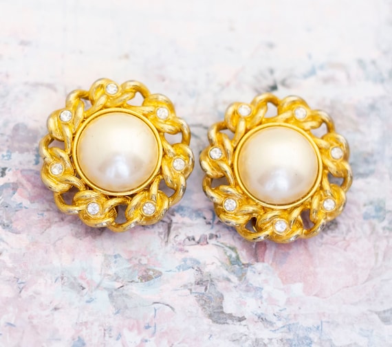 Vintage White Faux Pearls Gold Tone Spiral Clip O… - image 1