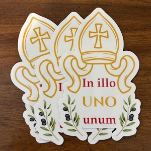In Illo UNO Unum Adesivo cattolico – Motto cattolico latino – Mitre Design