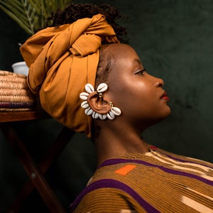 Pendiente de oreja con concha de cauri / Joyería africana, ajustable (individual)