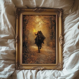 Puede incluir: Un marco rectangular dorado y ornamentado que contiene una pintura oscura y atmosférica de una figura sin cabeza a caballo sosteniendo una calabaza llameante en un bosque. El texto "Urban Seasons Paradise" es visible en la esquina inferior izquierda.