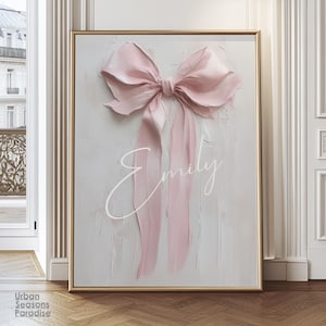 Pode incluir: Uma impressão artística emoldurada com um laço rosa claro texturizado em estilo empastado, centrado num fundo neutro branco sujo. O nome Emily está escrito num elegante estilo cursivo branco sobre o laço e o fundo.