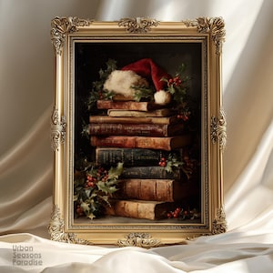 Puede incluir: Un cuadro enmarcado en dorado que muestra una pila de libros antiguos adornados con acebo, bayas rojas y un gorro de Papá Noel. La imagen evoca un ambiente navideño vintage.