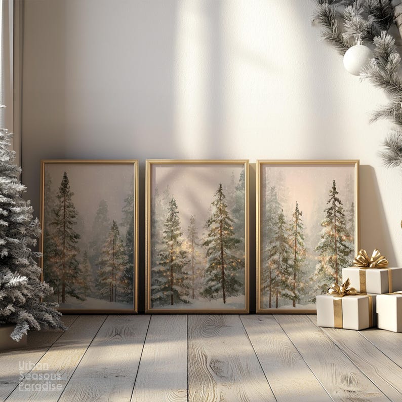 Puede incluir: Tres impresiones art&iacute;sticas enmarcadas que representan una escena de bosque invernal con altos &aacute;rboles de hoja perenne. La obra de arte tiene una paleta de colores suaves y apagados con marcos dorados. La escena evoca una sensaci&oacute;n de calma y serenidad, ideal para la decoraci&oacute;n del hogar.