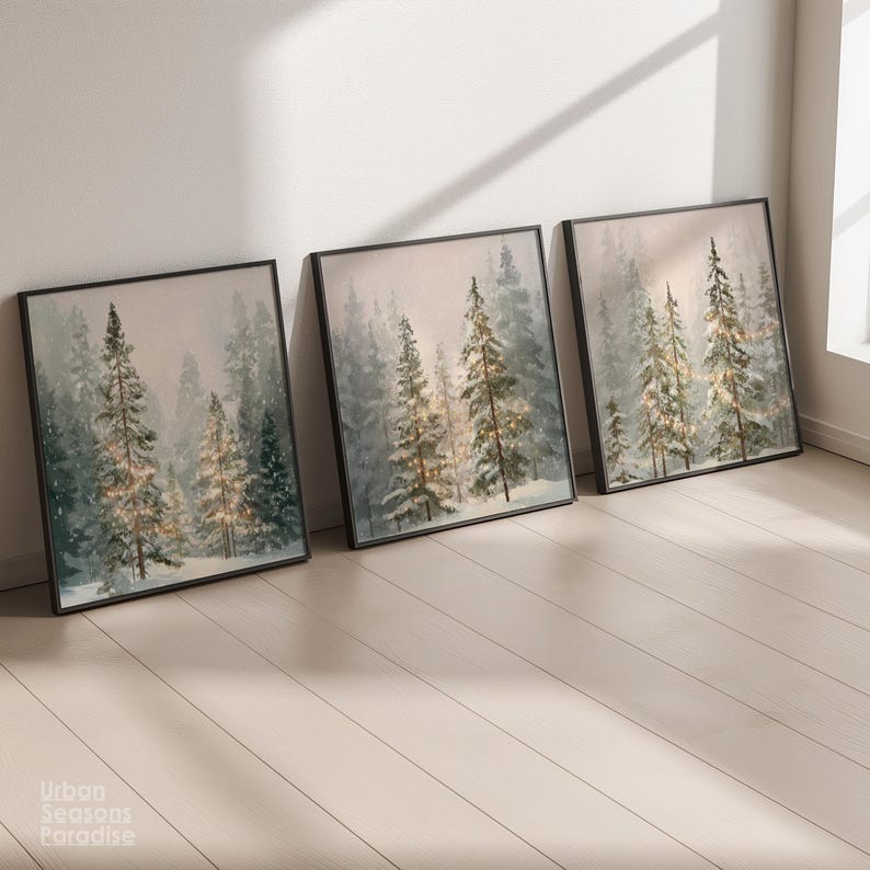 Puede incluir: Tres impresiones art&iacute;sticas enmarcadas que representan una pintura a la acuarela de una escena de bosque nevado con altos &aacute;rboles de hoja perenne. La obra de arte tiene una paleta de colores suaves, con tonos de verde, gris y beige. Los marcos son negros.