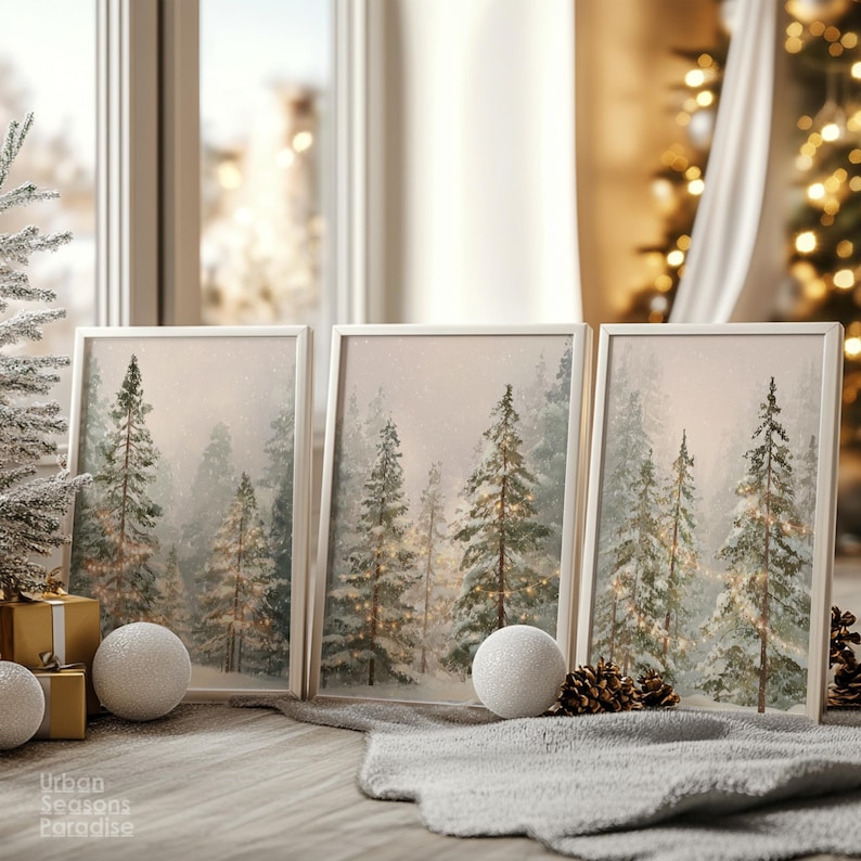 Puede incluir: Tres impresiones art&iacute;sticas enmarcadas que representan una escena de bosque invernal con pinos cubiertos de nieve. Las impresiones tienen marcos blancos y se exhiben con adornos decorativos y pi&ntilde;as. El texto "Urban Seasons Paradise" es visible.