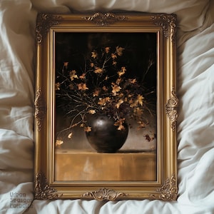 Peut inclure: Un cadre doré orné de forme rectangulaire contenant une peinture représentant un vase sphérique sombre rempli de branches fines et de feuilles d'automne dorées. L'œuvre est sur fond sombre et posée sur une surface aux tons brun chaud.