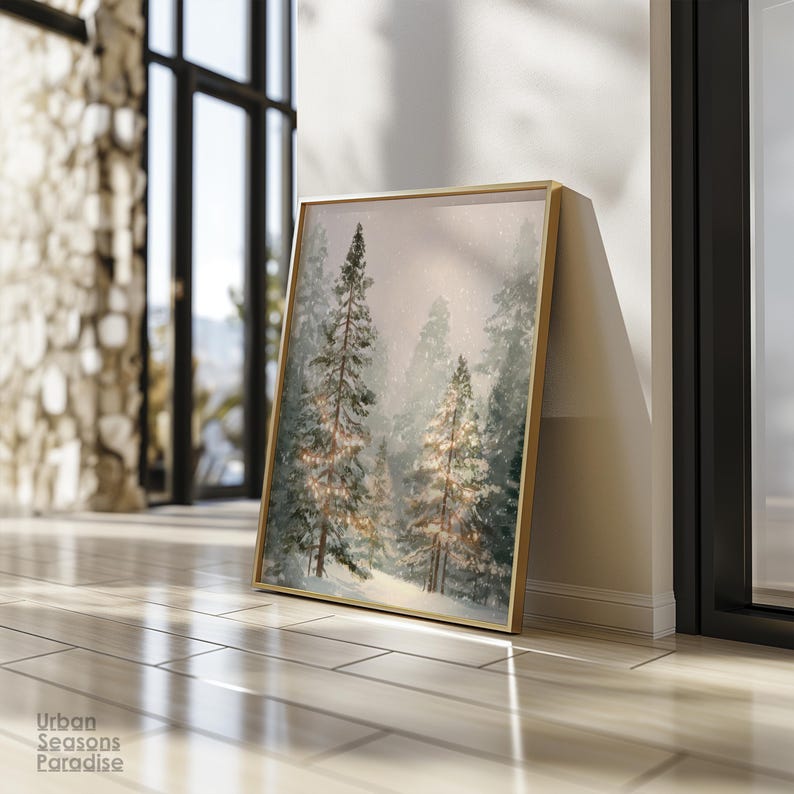 Puede incluir: Una impresi&oacute;n art&iacute;stica enmarcada que presenta una escena de bosque invernal con &aacute;rboles cubiertos de nieve y una iluminaci&oacute;n suave. La obra de arte tiene un marco dorado y est&aacute; apoyada contra una pared. La impresi&oacute;n evoca tranquilidad y belleza natural.