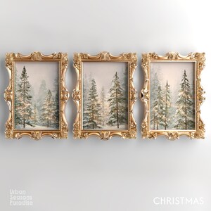 Puede incluir: Tres obras de arte enmarcadas con marcos dorados ornamentados. Cada marco contiene una escena de bosque invernal con altos &aacute;rboles de hoja perenne y suelo nevado. La palabra "CHRISTMAS" est&aacute; impresa en blanco en la parte inferior derecha.