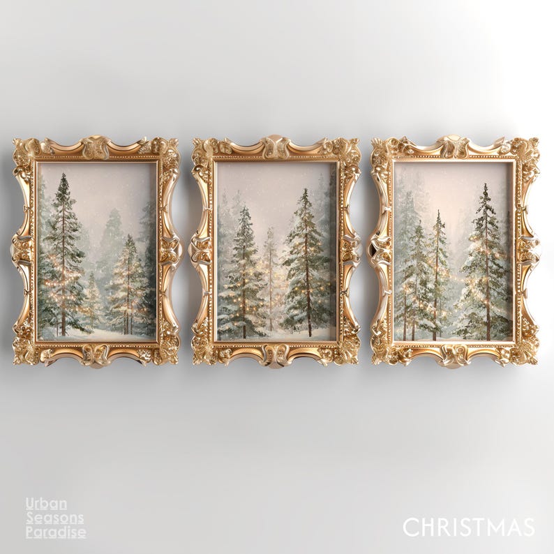 Puede incluir: Tres obras de arte enmarcadas con marcos dorados ornamentados. Cada marco contiene una escena de bosque invernal con altos &aacute;rboles de hoja perenne y suelo nevado. La palabra "CHRISTMAS" est&aacute; impresa en blanco en la parte inferior derecha.
