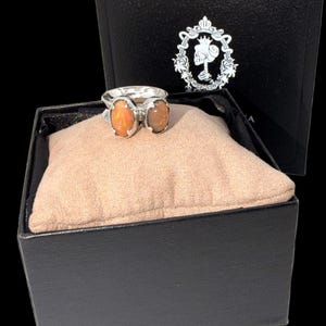 Anillo clasico con opalos de fuego en plata ley .950
