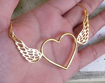 Collar de alas de ángel con corazón dorado: una joya romántica y delicada