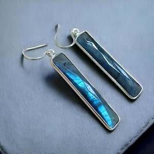 Könnte beinhalten: Ein Paar silberne Ohrhänger mit langen, rechteckigen blauen Labradorit-Steinen.
