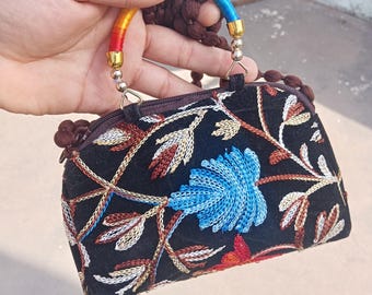 刺繍入りベルベットミニクラッチ：インドのボヘミアンウェディングの記念品