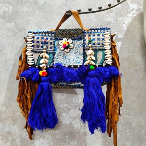 Handgefertigte Banjara-Umhängetasche, blaue Patchwork-Boho-Schultertasche mit Kaurimuscheln, Quasten und besticktem Samtriemen