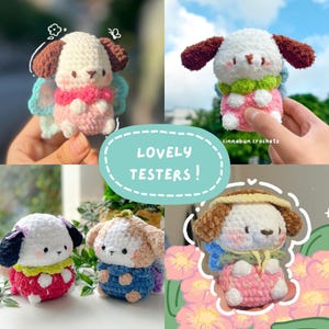 Pu&ograve; includere: Una collezione di bambole a forma di cucciolo all'uncinetto fatte a mano in varie pose. Ogni bambola presenta un corpo bianco, orecchie marroni e dettagli colorati come rosa, blu e verde. Il testo "LOVELY TESTERS!" &egrave; visualizzato in un ovale blu.