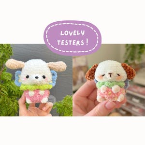 Pu&ograve; includere: Due giocattoli per cani fatti a mano all'uncinetto. I cani hanno corpi bianchi, orecchie marroni e indossano abiti colorati. Il testo "LOVELY TESTERS!" &egrave; in un ovale viola sopra i giocattoli. Un giocattolo &egrave; tenuto in mano.