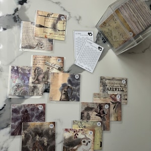 Puede incluir: Una colección de 11 cuadrados de papel de estilo vintage con varias imágenes y números. Las imágenes incluyen un búho, un sombrero de bruja, una escoba y un rollo. Los números van del 1 al 35. Los cuadrados están dispuestos en una cuadrícula sobre una superficie blanca.