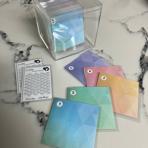 Wyzwanie 100 kopert z wyzwaniem oszczędzania pieniędzy w pudełku – jasne pastelowe kolory