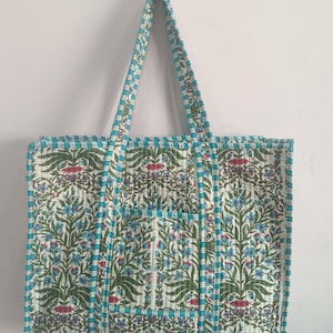 Bolso tote de algodón acolchado con flores indias: un bolso ligero y cotidiano