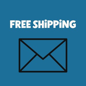 Może przedstawiać: Biały tekst na niebieskim tle z napisem "FREE SHIPPING" z czarnym obramowaniem koperty pod tekstem.