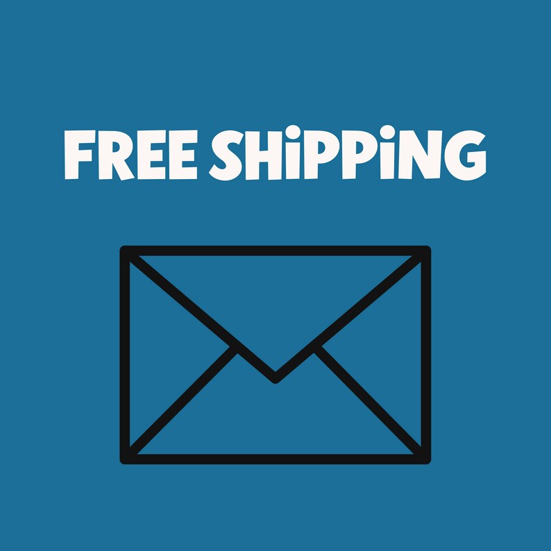 Może przedstawiać: Biały tekst na niebieskim tle z napisem "FREE SHIPPING" z czarnym obramowaniem koperty pod tekstem.