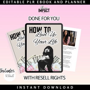 Op de afbeelding: Een digitale productmockup met een roze achtergrond. Het product is een e-book en een planner met de titel "Hoe je je leven naar een hoger niveau tilt". De e-bookcover toont een vrouw in een zwarte jurk met een dollarbiljettenachtergrond. De tekst "Inclusief Level Up Planner" staat in een witte cirkel met een roze rand. De tekst "Met wederverkoop rechten" staat in zwarte tekst op een witte achtergrond. De tekst "Direct downloaden" staat in zwarte tekst op een witte achtergrond.