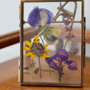 Gepresste Blumenkunst in Vintage Messingrahmen, 3 &quot;x 4&quot;