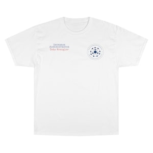 Könnte beinhalten: Weißes T-Shirt mit dem Text "DATABASE ADMINISTRATOR Data Wrangler" in Blau und Rot. Auf der rechten Seite des Shirts befindet sich eine blau-weiße Grafik. Das Shirt besteht aus einem weichen Material.