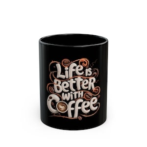 Peut inclure: Mug noir avec l'inscription "Life is Better with Coffee" en blanc et des motifs de grains de café bruns. Le mug cylindrique présente une finition brillante, parfait pour les amateurs de café.