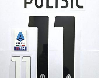 Set di nomi Pulisic #11 AC Milan 2023-2024 e stemma sulla manica della Serie A Trasferimento di calore del calcio