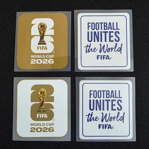 Può includere: Quattro adesivi quadrati con il marchio della Coppa del Mondo FIFA 2026. Due adesivi mostrano l'icona del trofeo dorato con il testo FIFA WORLD CUP 2026. Due adesivi presentano uno sfondo bianco con il testo blu FOOTBALL UNITES the World FIFA.