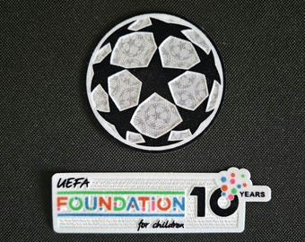 Jeu d'écussons sur les manches du ballon des étoiles et des fondations de la Ligue des champions 2025-2026
