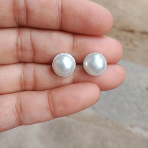 Eleganti orecchini a lobo con perle bianche, orecchini minimalisti con perle incastonate a castone, orecchini a lobo da sposa in argento sterling, orecchini classici per tutti i giorni