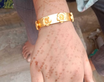 Pulseira de punho com flor dourada, estilo boho.