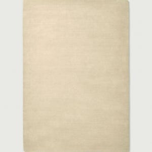 Puede incluir: Una alfombra rectangular de color beige claro s&oacute;lido. La alfombra presenta una textura tejida plana y uniforme en toda su superficie, con bordes rectos y limpios, y un tono neutro y consistente que cubre toda la forma rectangular.