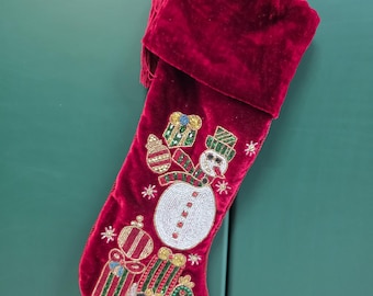 Calcetín navideño de terciopelo rojo de lujo con muñeco de nieve bordado a mano. Calcetín navideño personalizado con decoración navideña bordada. Regalo hecho a mano.