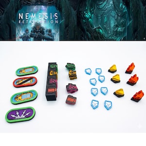 Könnte beinhalten: Brettspielkomponenten, darunter Spielsteine, Würfel und Spielteile. Die Spielteile sind in verschiedenen Farben gehalten, darunter Grün, Gelb, Rot und Lila. Das Spielbox-Artwork zeigt den Text "NEMESIS RETALIATION".