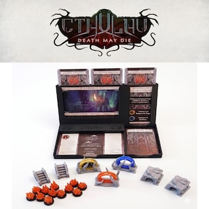 Könnte beinhalten: Ein Brettspiel-Set mit dem Titel "CTHULHU DEATH MAY DIE" oben. Das Set enthält Karten, Miniaturfiguren und Spielsteine. Die Spielsteine umfassen Miniaturtreppen, Feuer und andere Spielelemente.