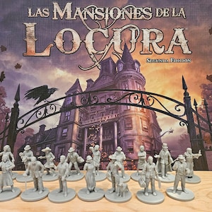 Op de afbeelding: Bordspel "Las Mansiones de la Locura" (Tweede editie) met miniatuurfiguren. De speldoos toont een gotisch herenhuis en een raaf op een smeedijzeren hek. De figuren zijn grijs en staan op ronde voetstukken.